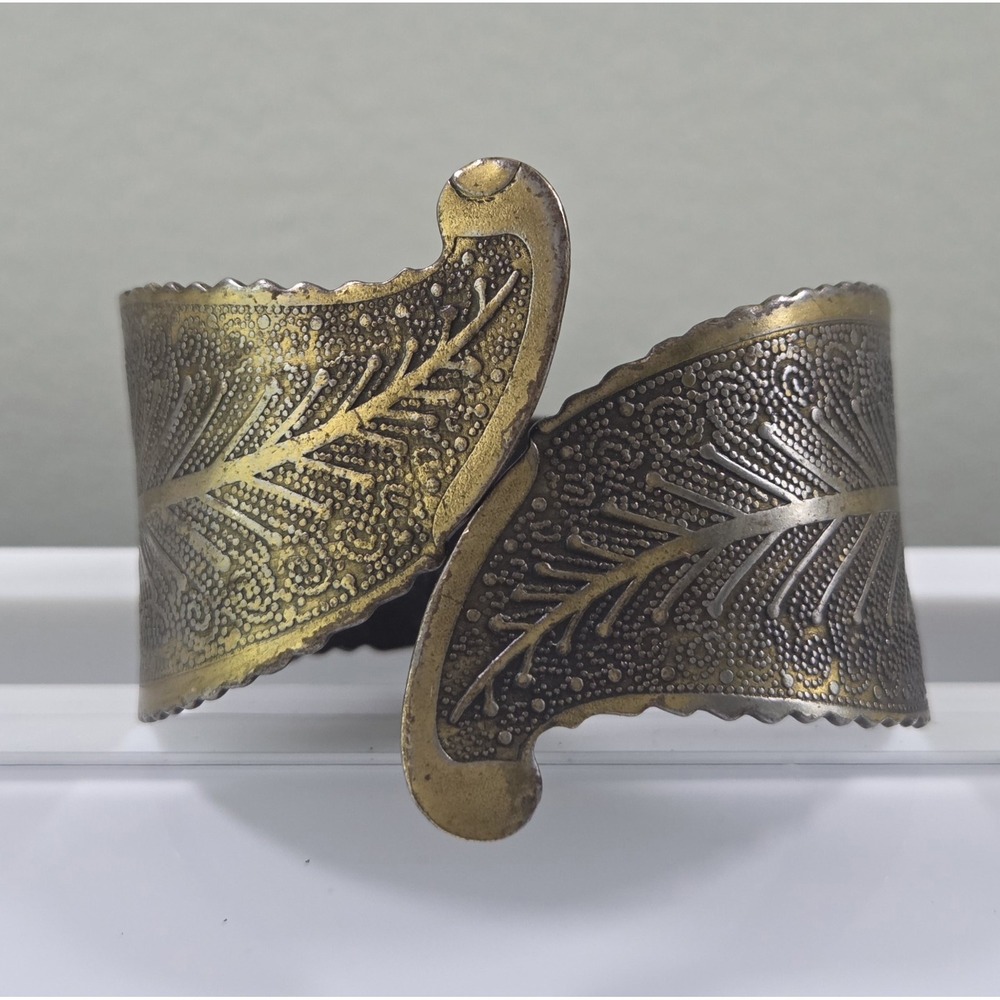 1970s Vintage Leaf Cuff Hinge Bracelet Gold Toned  Etched Design‎